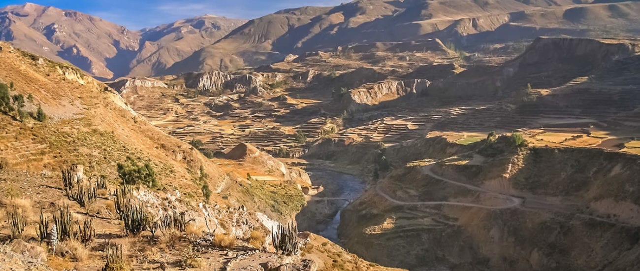 Vista sul profondo Colca Canyon in Perù