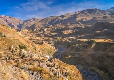 Vista del profundo Cañón Colca en Perú
